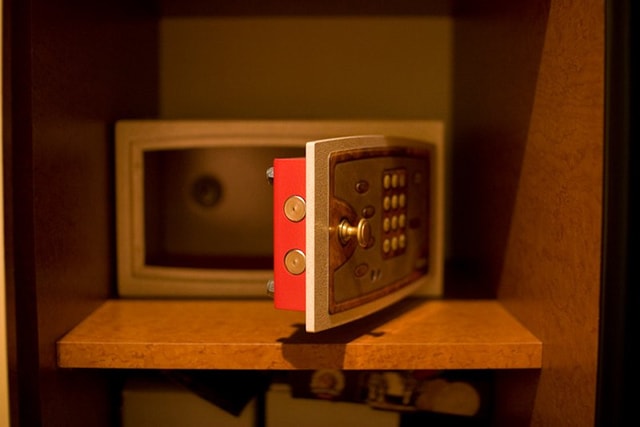 Мебельный сейф - самый простой в установке.