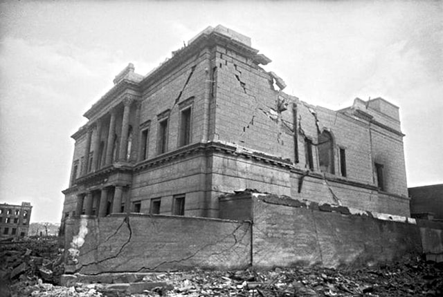 Банк Тейкоку (Хиросима, Япония) после атомного взрыва.
