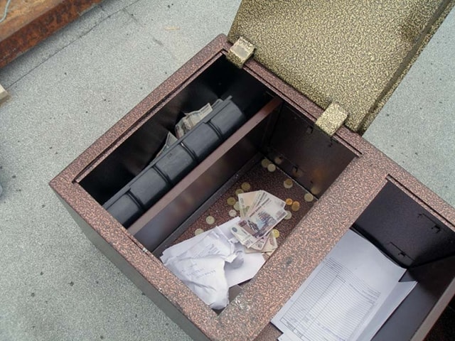 Взломанный сейф-плацебо в офисе на Южном Урале.