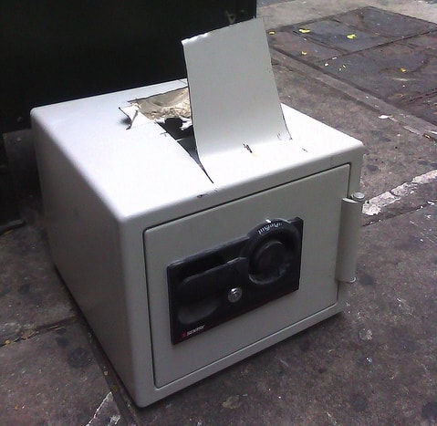 Взломанный огнестойкий сейф Sentry.