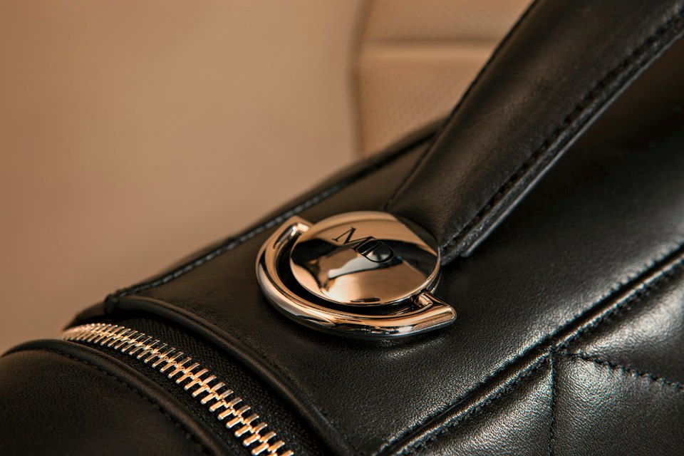 По желанию заказчика возможны изменения интерьера и экстерьера - индивидуальные гравировки, различные варианты обивки и пр.