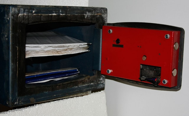 Документы, хранившиеся в сейфе не пострадали - благодаря установке в стену и высокому качеству исполнения.