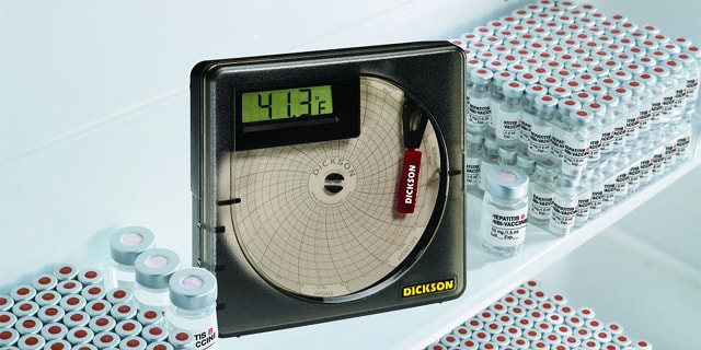 Вакцина в медицинском холодильнике.