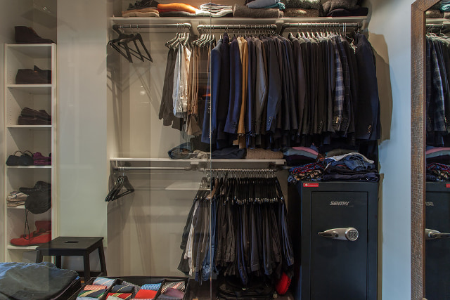 Огнестойкий сейф SentrySafe в гардеробной