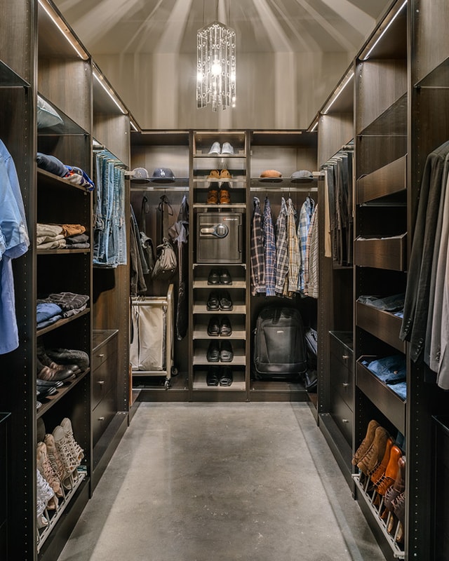 Огнестойкий сейф в гардеробной на полке в открытом шкафу.