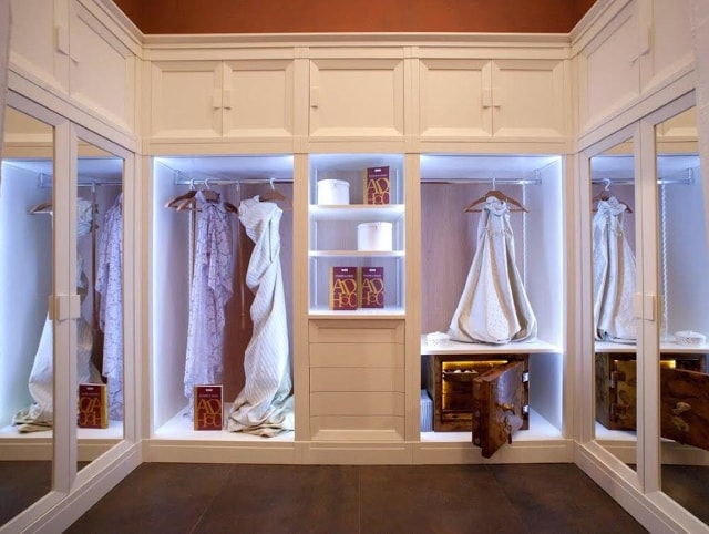 Сейф в женской гардеробной.