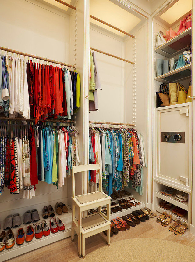 Взломостойкий сейф в нише на подставке.