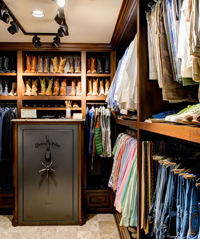 Гардеробная с сейфом для техасского рейнджера.