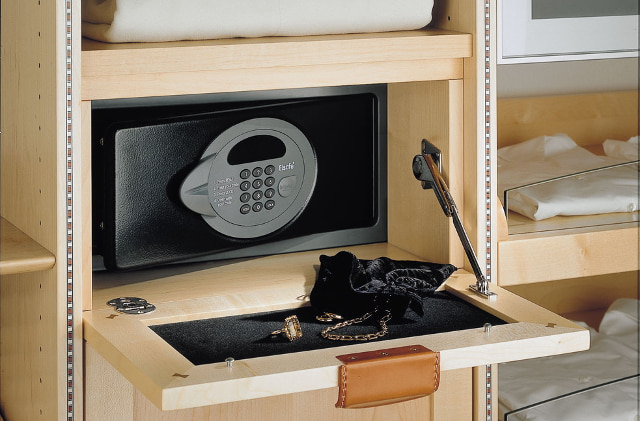 Мебельный сейф в нише с откидной дверцей.