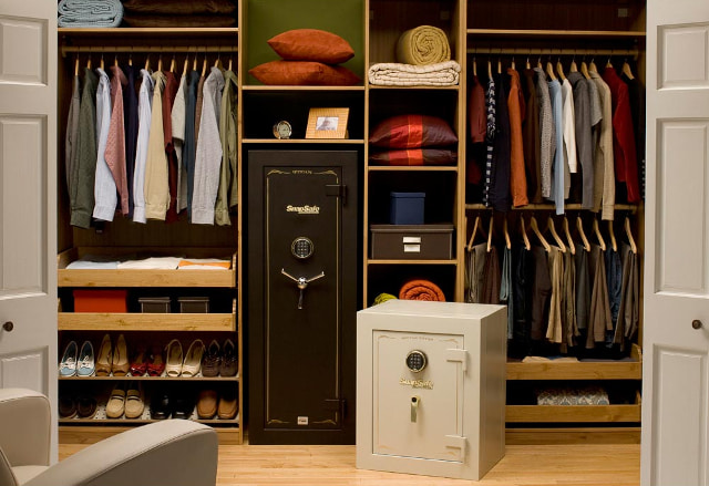 Сейфы в гардеробной