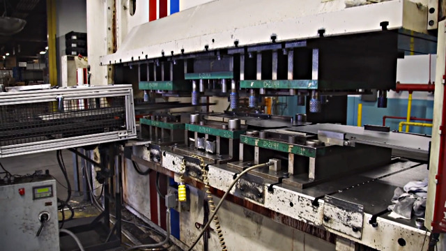 Детали будущего сейфа буквально вырубают специальным прессом.