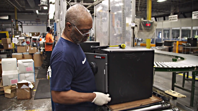 Финишная прямая - крепление двери к сейфу.