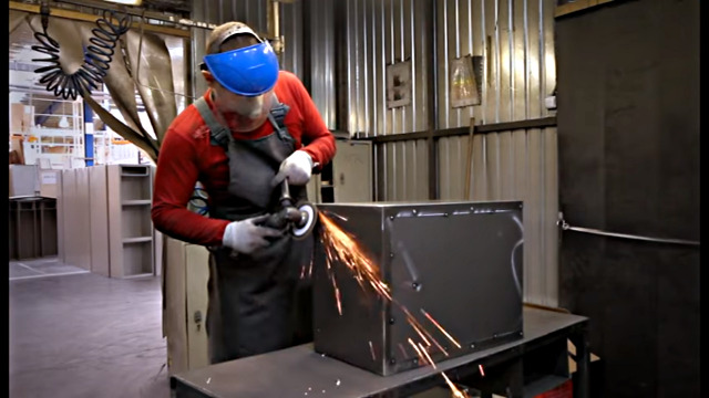 Подготовка сейфа к покраске, работа со шлифмашиной.