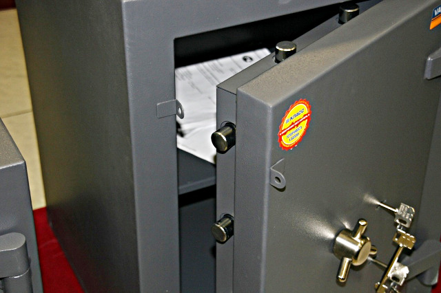 Взломостойкий сейф с петлями под опечатывающие устройства.