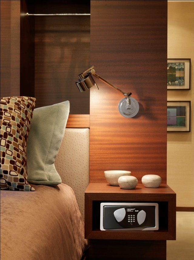 Мебельный сейф в прикроватной тумбочке.