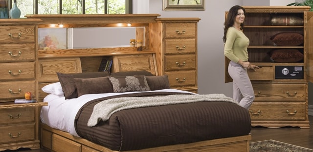 Мебельный сейф в нише.