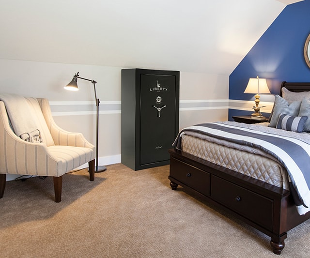 Сейф Liberty Colonial в спальне на мансардном этаже.