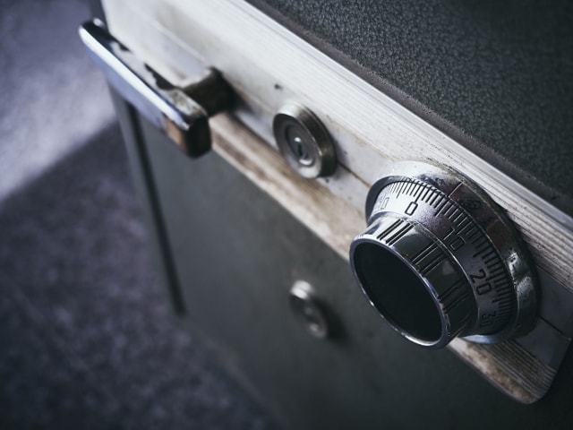 Кодовый механический замок сейфа.