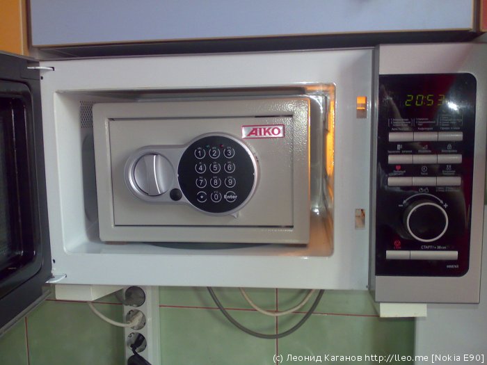 Мебельный сейф, спрятанный в нерабочую микроволновку.
