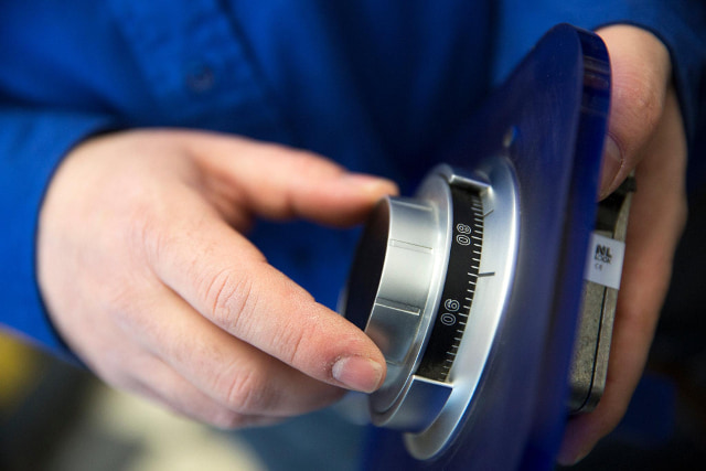 Кодовый механический замок не самый простой в обращении.