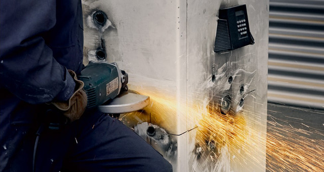 Испытание сейфа на устойчивость ко взлому.