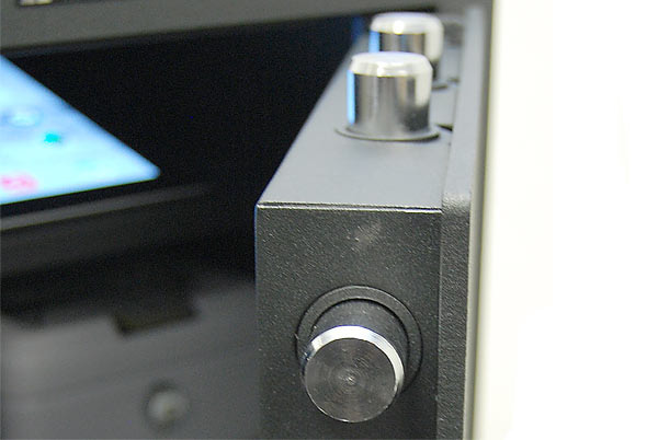 Ригели блокируют дверь в закрытом положении.