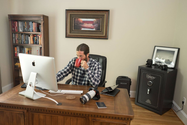 Сейф в домашнем кабинете фотографа.