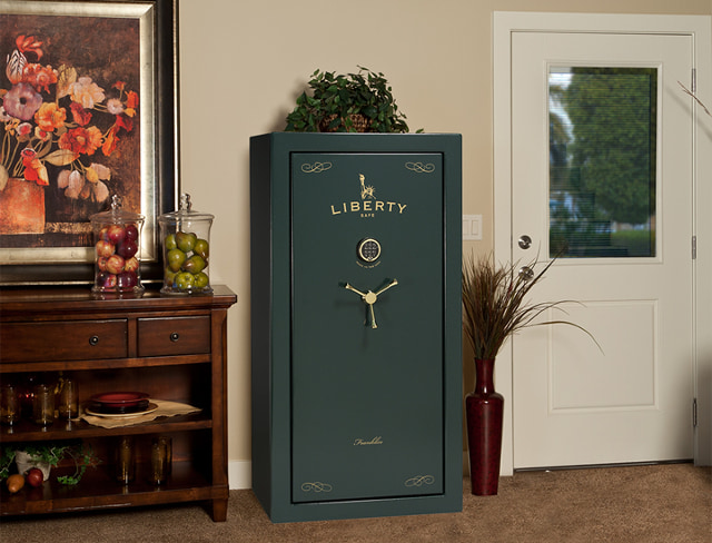 Сейф LibertySafe Franklin в прихожей.