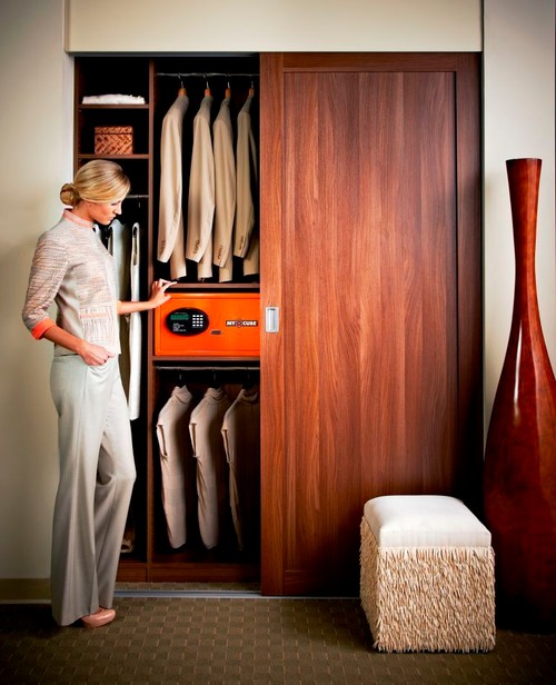 CubeSafe в шкафу-купе.