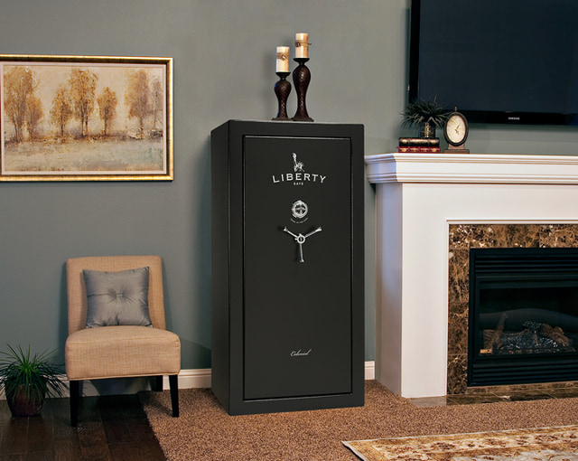 Сейф LibertySafe Colonial в гостиной у камина.