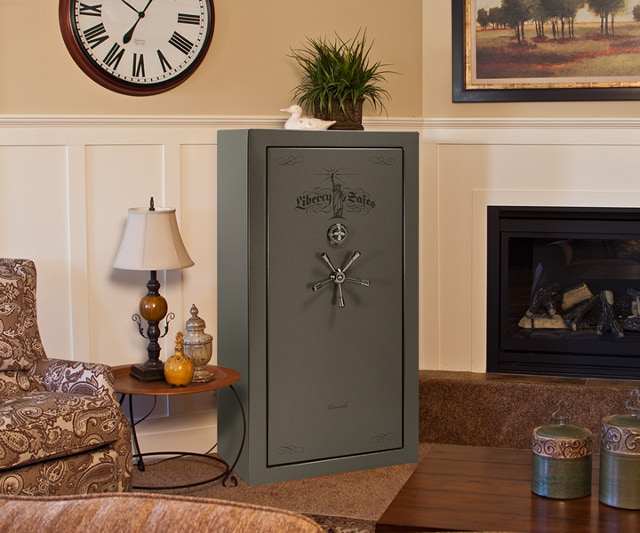 Сейф LibertySafe Lincoln в гостиной у камина.