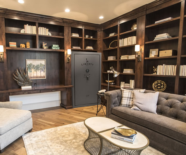 Сейф LibertySafe 1776 в гостиной.