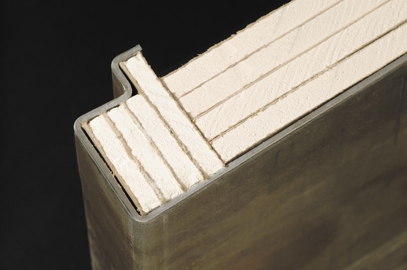 Негорючие плиты, уложенные в межстеночном пространстве двери