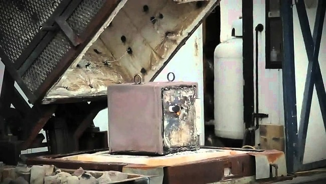 Сейф после испытаний на огнестойкость.