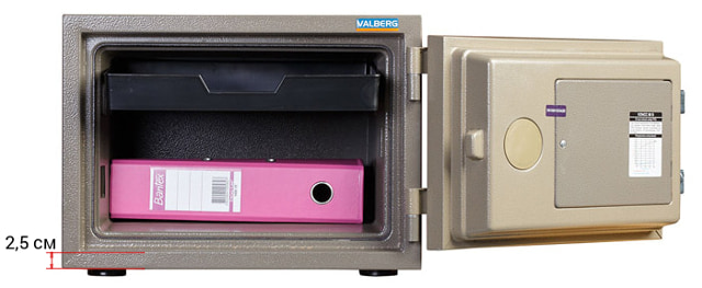 Расстояние от основания сейфа до нижнего края двери - 2,5 см.