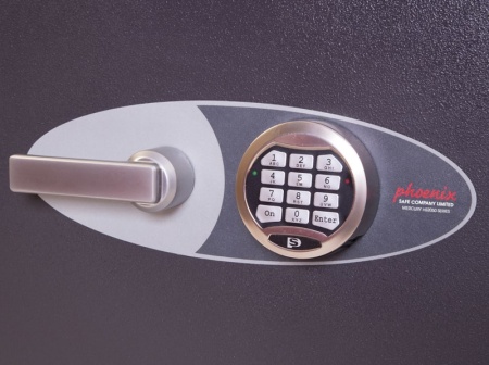 Кодовый электронный замок Phoenix и штурвал управления ригелями.