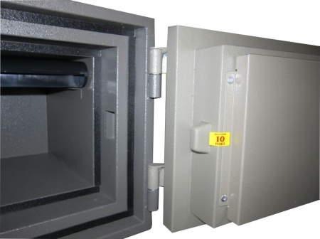 На фотографии: пассивный ригель, огнестойкий уплотнитель по периметру двери, пластиковый лоток.