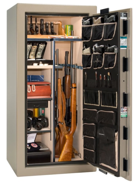 Сейф Liberty Lincoln 25CPG-BC — со снятыми полками, с ложементами под ружья.