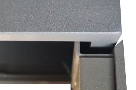 Стальная скоба для дополнительной защиты дверных петель.