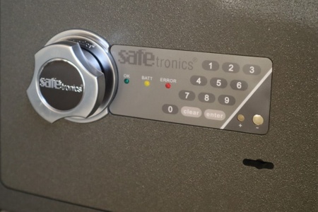 Сейф SAFEtronics NTR-39EMs (рукоятка, кодовая панель)